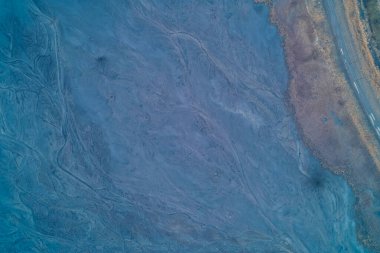 Uzun ve düz bir siperin havadan insansız hava aracı görüntüsü bir alanı çapraz kesiyor. Ukrayna 'daki askeri toprak tesisleri, tanksavar hendekleri ve piyade takviyeleri tepeden tırnağa inceleniyor. Savaş manzarası dokusu. Sınır engeli kavramı.