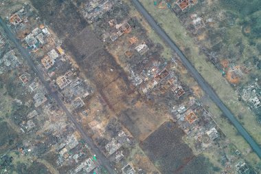 Tamamen yıkılmış yerleşim yerleri ve yıkılmış evleri olan bir köyün hava manzarası. Harap olmuş manzara, şiddetli insani krizin ve sivillere yapılan askeri saldırının sonucunu gösteriyor..