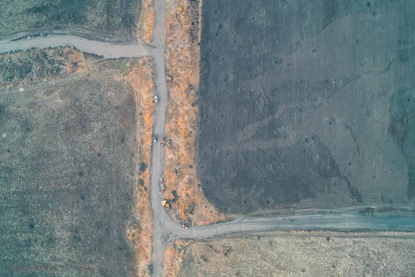 Pokrovsk 'taki tehlikeli bir yolun havadan görünüşü, genellikle ölüm yolu olarak adlandırılır. Yaralı asfalt ve yıkım Donbas bölgesinde lojistik ve tahliyenin kritik risklerini gösteriyor.