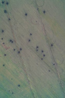 Ejderha Dişleri olarak bilinen beton tanksavar savunma hattının dikey hava görüntüsü. Yeşil alanda yüksek çözünürlüklü askeri güçlendirme bariyeri lastik izleri, taktik savaş manzarası.