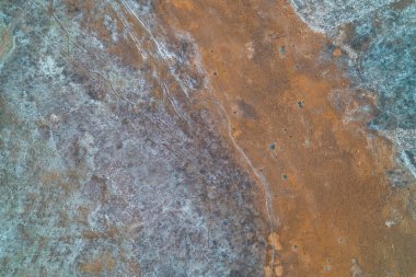 Donmuş çayır yüzeyi bataklığın yanında eşsiz bir doğal mozaik oluşturuyor. Beyaz buz ve kahverengi sazlıklar arasındaki zıtlık Mars 'ın bir yüzeyi ya da uzaydan görünen yabancı bir manzara gibi görünüyor..