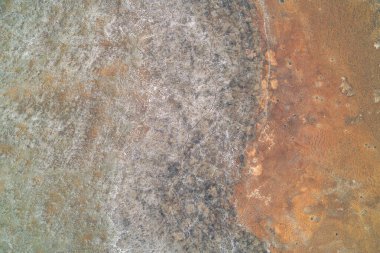 Donmuş bir bataklığın yüksek çözünürlüklü dokusu. Karmaşık don desenleri ve kurumuş bitki örtüsüyle. Detaylı bir toprak haritasına benzeyen doğal bir grunge yüzeyi ya da soğuk tonda soyut bir tablo..