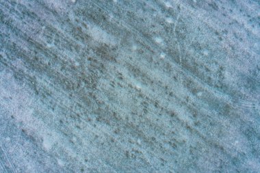 Karlı alanın yumuşak ve tekdüze dokusu tasarım için geniş bir kopya alanı sunar. Minimalist kompozisyon, dikkat dağıtıcı bir şey olmadan donmuş doğal ortamın sessiz güzelliğine odaklanır..