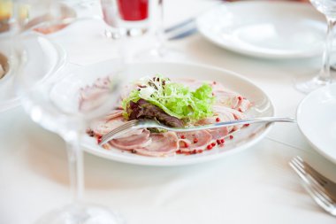 Et tabağı masanın üzerine