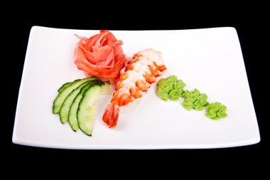 Suşi nigiri karides ve salatalık ile