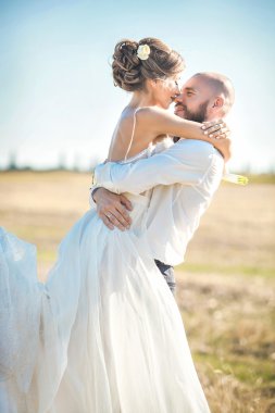 Birbirlerine sarılıyorlar.