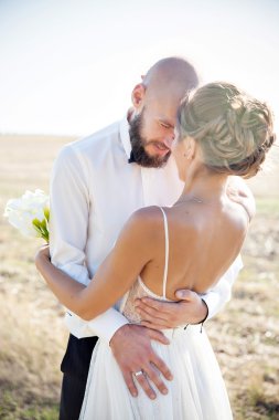 Damat gelinin sarılmak