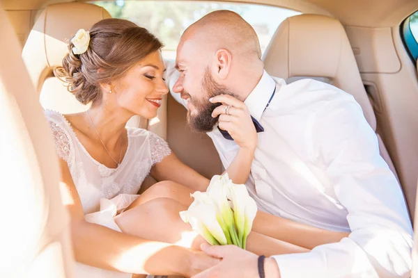 Pasgetrouwden in auto — Stockfoto