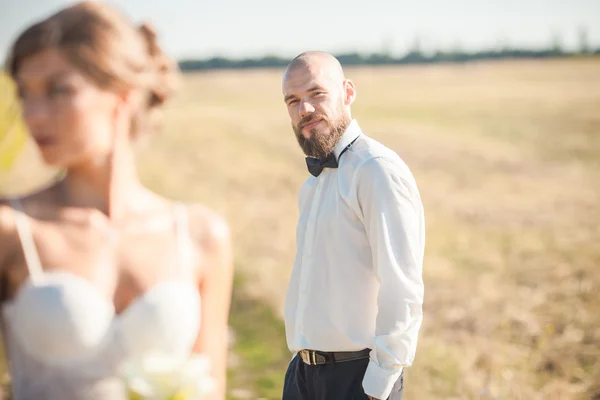 Groom regardant sa mariée — Photo