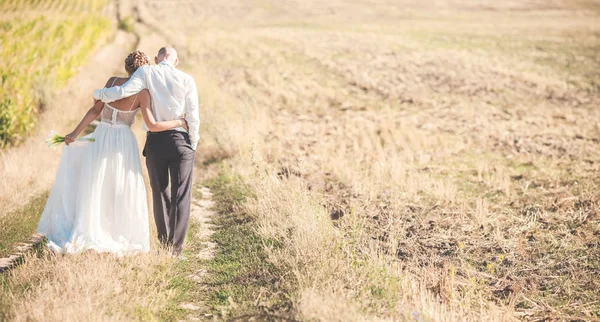 Couple walkind sur le terrain — Photo