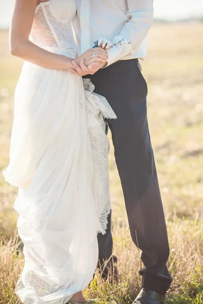 Groom et les corps de la mariée — Photo