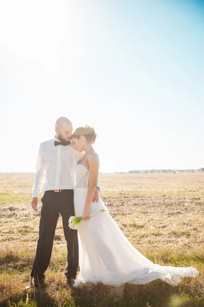 Hochzeitspaar in der Natur — Stockfoto