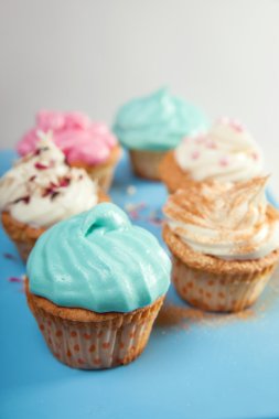 Renkli krem ile cupcakes