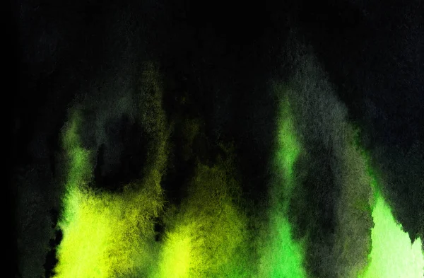 Astratto sfondo acquerello su carta strutturata. Lampeggianti di colori gialli e verdi dissipano oscurità nero nuvoloso. Illustrazione disegnata a mano delle luci del nord — Foto Stock