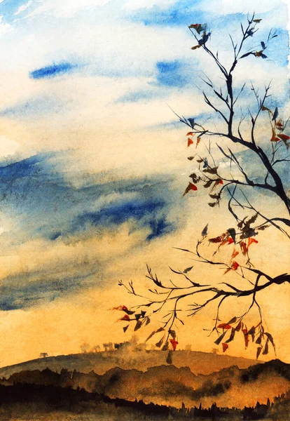 Акварельний пейзаж чорної вузької гілки з залишками пофарбованого листя на тлі ніжного вечірнього хмарного неба з теплим сонячним світлом, що освітлює вершини розмитих силуетів гір та лісів Стокове Фото