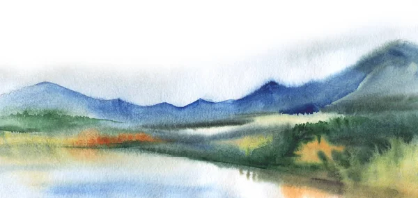 Outono aquarela paisagem turva. Vista pacífica do banco do lago com superfície calma entre floresta colorida grossa e montanhas altas azuis escuras contra o céu nublado. Ilustração desenhada à mão sobre papel texturizado — Fotografia de Stock