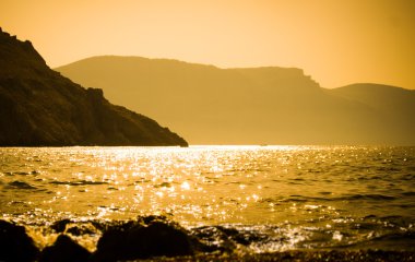 Radyant deniz ve dağlar