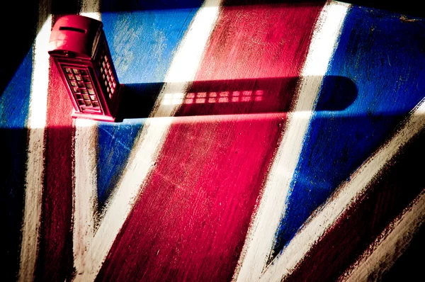 Masanın üzerinde bir küçük telefon kulübesi