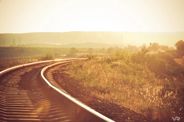 Demiryolu güneş ışığı altında seyahat, yol ruhu