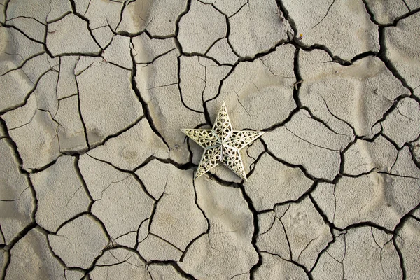 Kırık zemin üzerinde altın bir yıldız