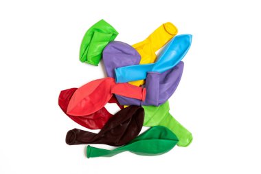 Beyaz arka planda izole edilmiş bir sürü renkli balon