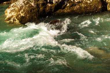 Abhazya 'da yeşil yosun duvarı, dağ dokuları, taş, su. Güzel arka plan. Yosun ve taşın dokusu.