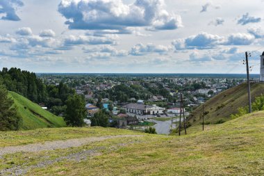 Tobolsk, Rusya güneşli bir günde. Şehir tepenin dibindedir. Ovalarda bir şehir.
