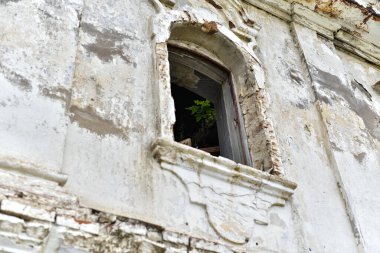 Küçük bir kasabada fazla gelişmiş bir ev. Yıkılmış binalar. Beyaz tuğla. Güneşli bir yaz günü.