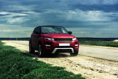 Rusya, Bashkortostan 2020: Fırtınalı bir gökyüzünün arka planında kırmızı Range Rover Evoque.