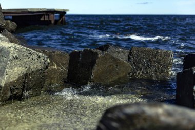 Nehir kıyısında büyük kaldırım taşları. Kıyıdaki taşlar, nehir manzarası, nehir suyu..