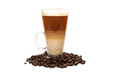 Beyaz arka planda kapuçino ve kahve çekirdekleri..