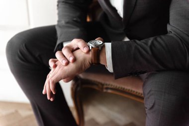 Erkek aksesuarları, boynunda kelebek, ellerinde saat, erkek ayakkabıları. Damat.