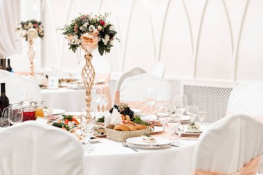 Düğün dekorasyonu. Düğün masası. Düğün pastası. Düğün şarabı ve içkileri..