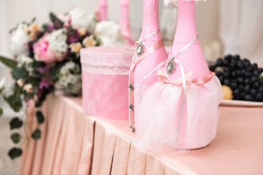 Düğün dekorasyonu. Düğün masası. Düğün pastası. Düğün şarabı ve içkileri..