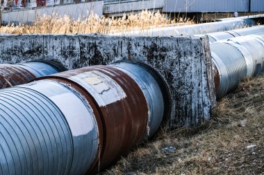 İlçe ısıtma sisteminin boru hatları.