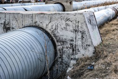Eski metal çitler. Bakış açısı.