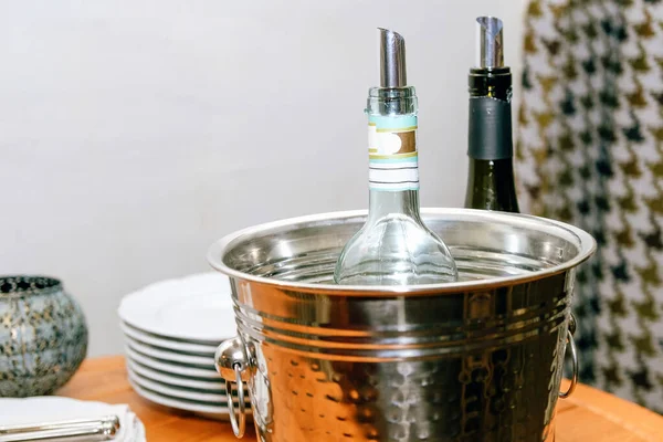 Restoranda bir masa. Şaraplı akşam yemeği. Bir kova buzlu şarap. Soğuk şarap. Bir şişe şarap..