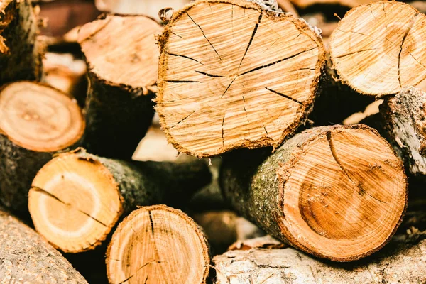 Köy. Balta ile odun kesmek. Arka plan. Doku. Ağaç.