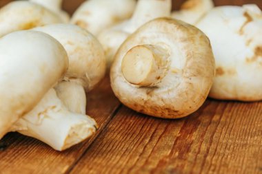 Büyük mantarlar. Ahşap arka planda mantarlar, taze mantarlar..