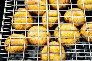 Mantarlı mantarlar ızgarada pişiyor. Ateşte yemek pişirmek..