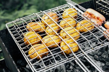 Mantarlı mantarlar ızgarada pişiyor. Ateşte yemek pişirmek..