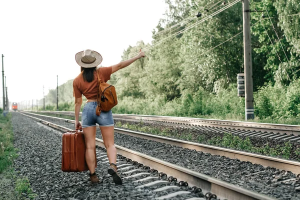 鉄道の最前線の風景です スーツケースとリュックを持った女の子 ロイヤリティフリーのストック画像