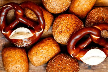 Hamburger, sandviç, susamlı çörek, çörek. Tahta arka planda susam tohumlu taze hamburger ekmeği. Lezzetli hamburger çörekleri.