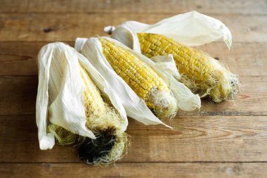 Taze sebzeler. Masada mısır var. Taze mahsul. Ahşap arkaplan.