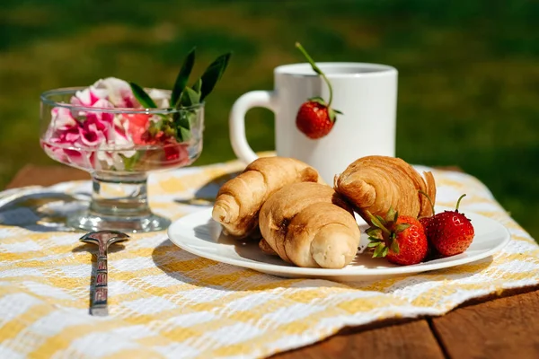Reggeli Asztal Kertben Tea Szamócával — Stock Fotó