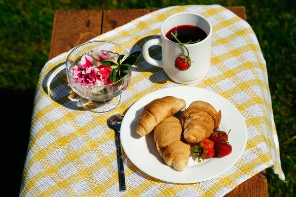 Table Petit Déjeuner Dans Jardin Thé Aux Fraises Croissants — Photo