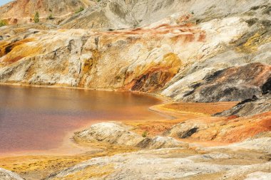 Dağ dokuları, taş, su. Güzel arka plan. Kil ocağı. Güzel manzaralar.