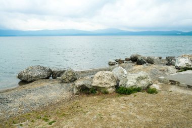 Dağ dokuları, taş, su. Güzel arka plan. Kil ocağı. Güzel manzaralar.
