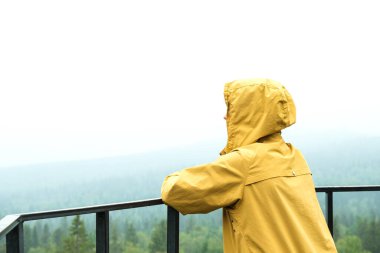 İnsan ve dağlar. Sarı ceketli adam. Bir turist. Bir gezgin. Dağ dokuları, taş, su. Güzel arka plan. Yosun ve taşın dokusu.