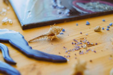 Sanatçının çizimi. Renkli boyalar paleti. Bir dizi sanatsal alet. Yaratılış. Fırçalar ve boyalar. Deniz düzeni.